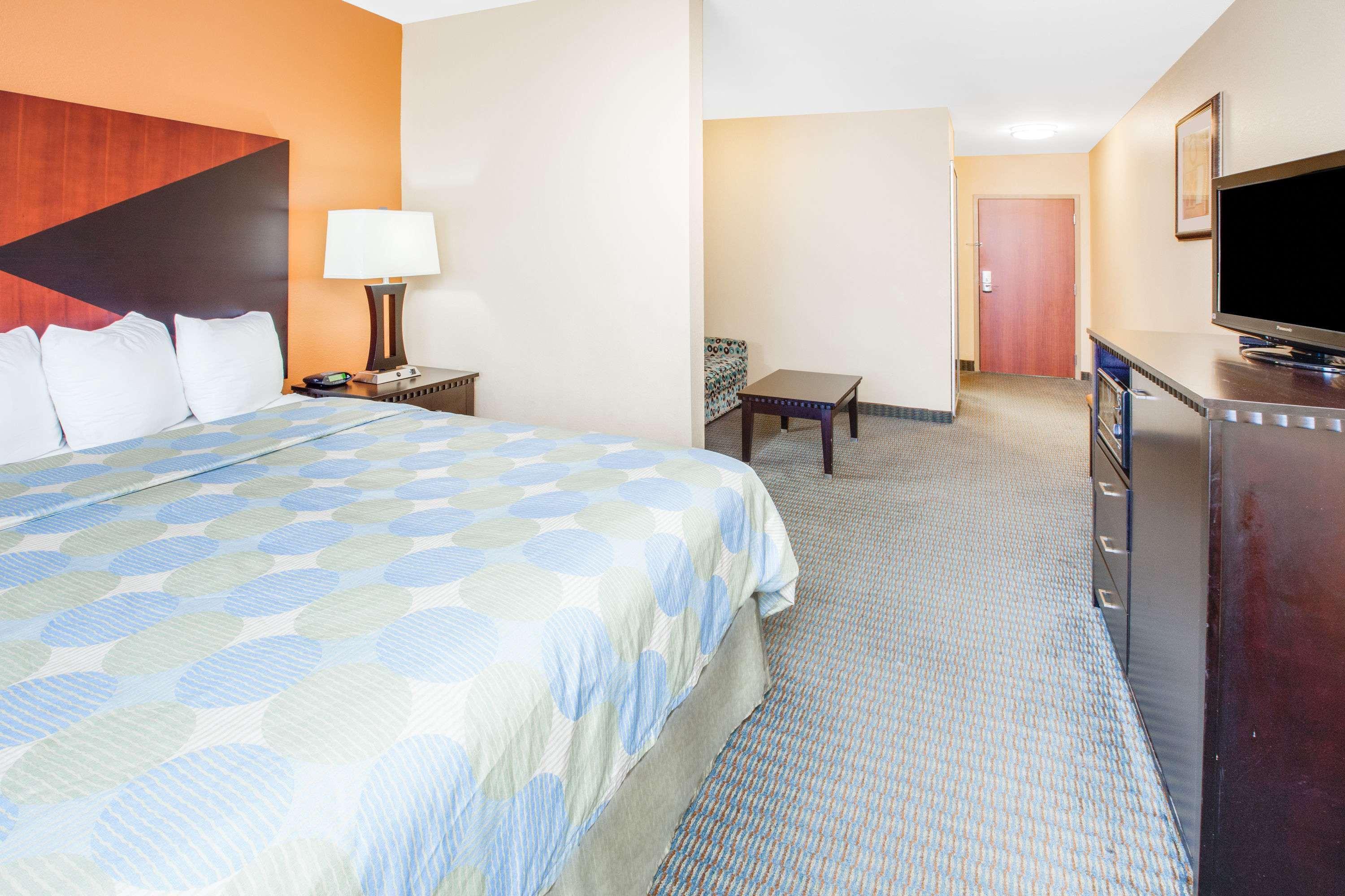 Days Inn & Suites By Wyndham Russellville Exteriör bild