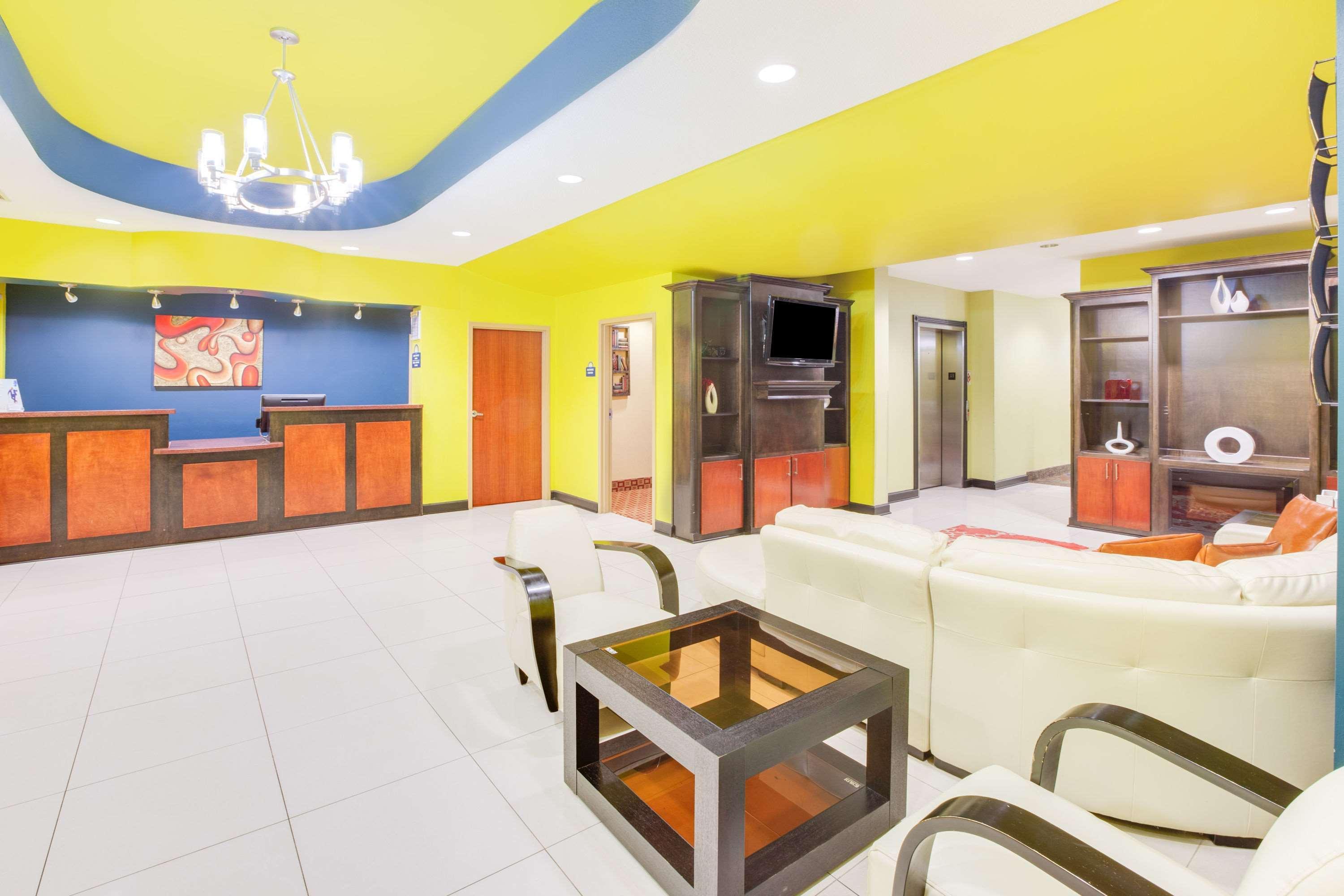 Days Inn & Suites By Wyndham Russellville Exteriör bild