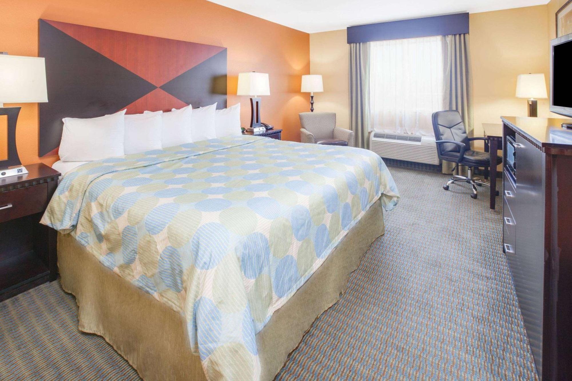 Days Inn & Suites By Wyndham Russellville Exteriör bild