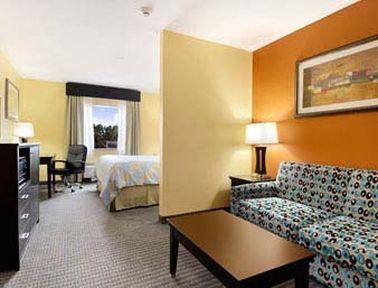 Days Inn & Suites By Wyndham Russellville Rum bild